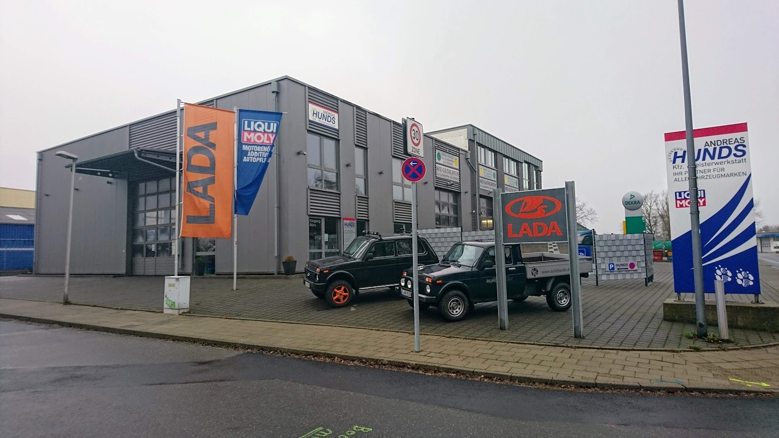 Werkstattgebäude von KFZ-Meisterwerkstatt Hunds mit LADA-Fahne in Aachen-Brand