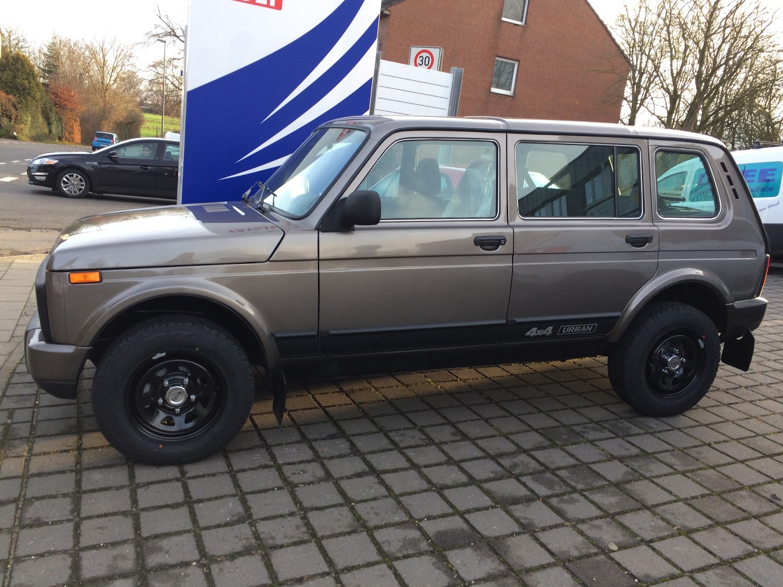 Aktueller Lada Niva 4x4 Urban vor der Werkstatt in Aachen-Brand